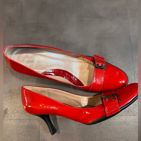 Kenneth Cole red patent leather rounded toe, buckle. - Picture 2 of 4